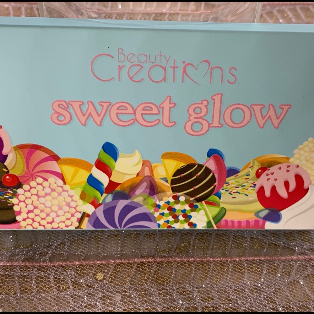 Highlighter palette by Beauty  Creations